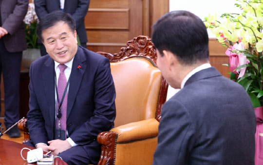 김진표 국회의장이 4일 오후 윤석열 대통령의 신년 축하난을 가지고 국회 의장실을 방문한 이진복 대통령실 정무수석과 대화하고 있다. <연합뉴스>